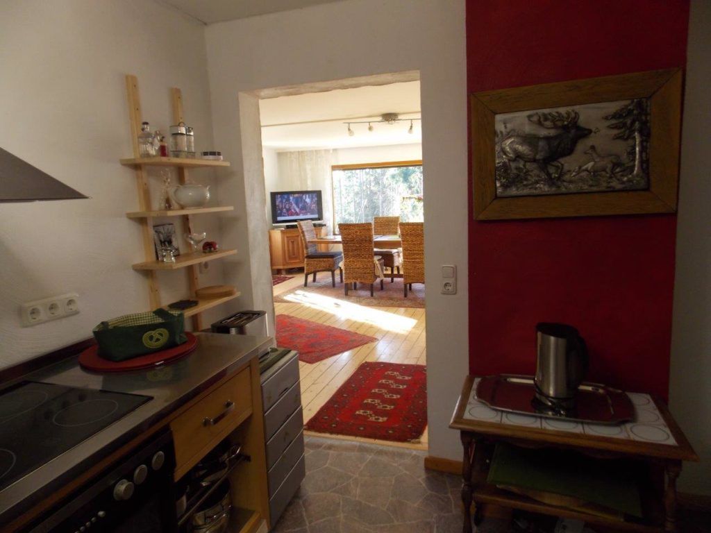Blick von der Küche in den Wohnbereich